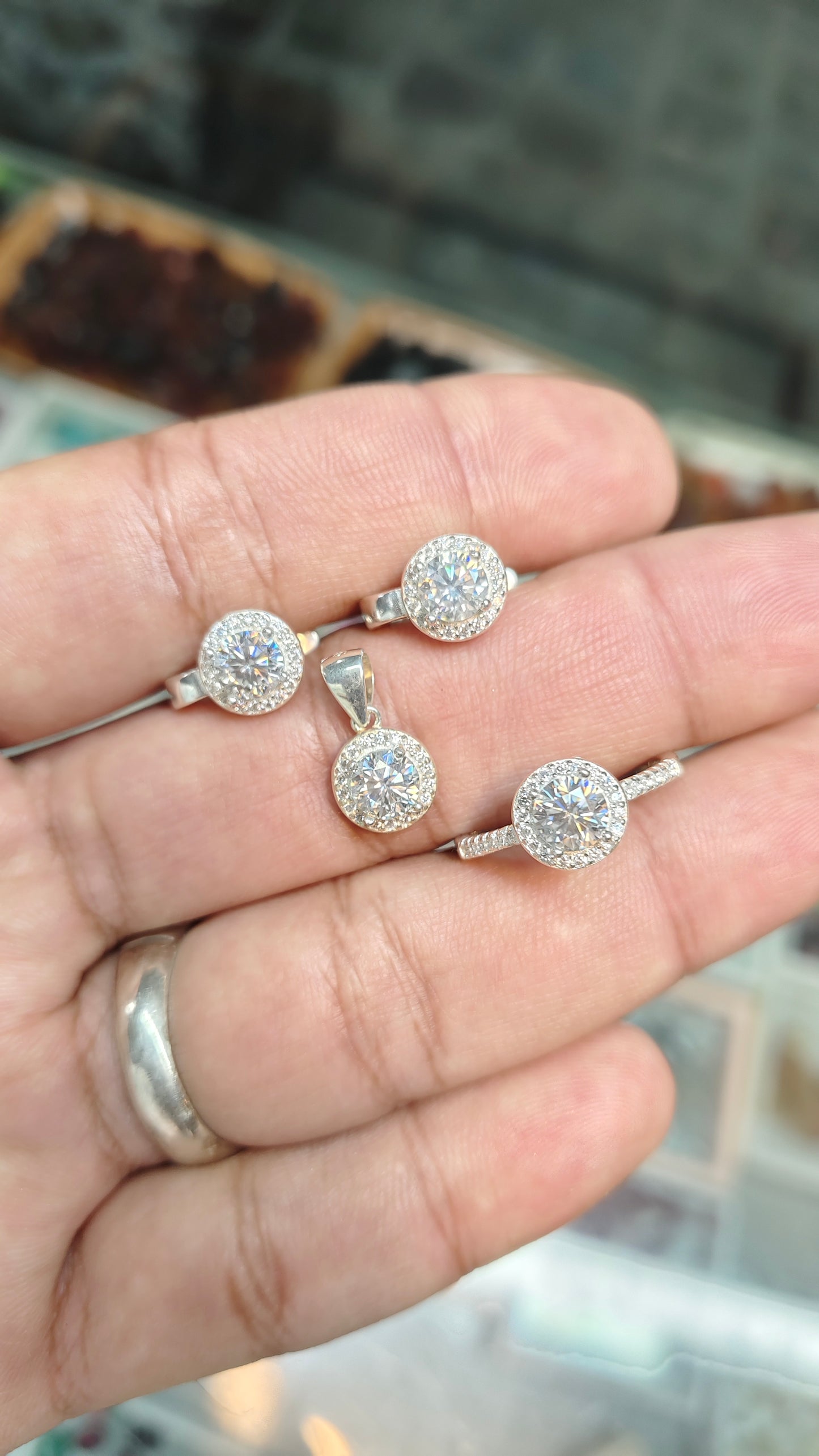 MOISSANITE DIAMOND SET IN PURE SILVER 0.80 CENTS MOISSANITE GRA LAB CERTIFICATE