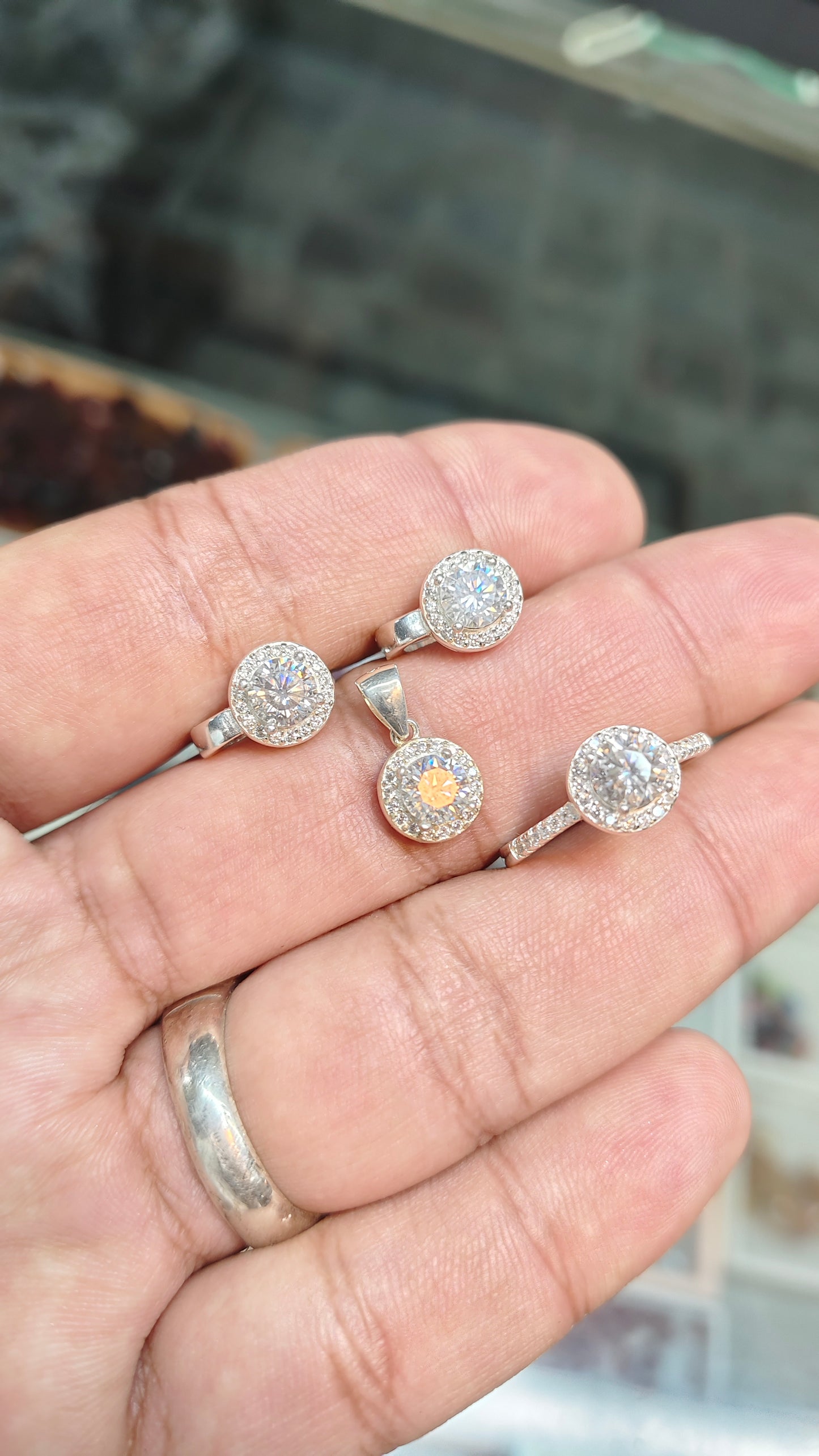 MOISSANITE DIAMOND SET IN PURE SILVER 0.80 CENTS MOISSANITE GRA LAB CERTIFICATE