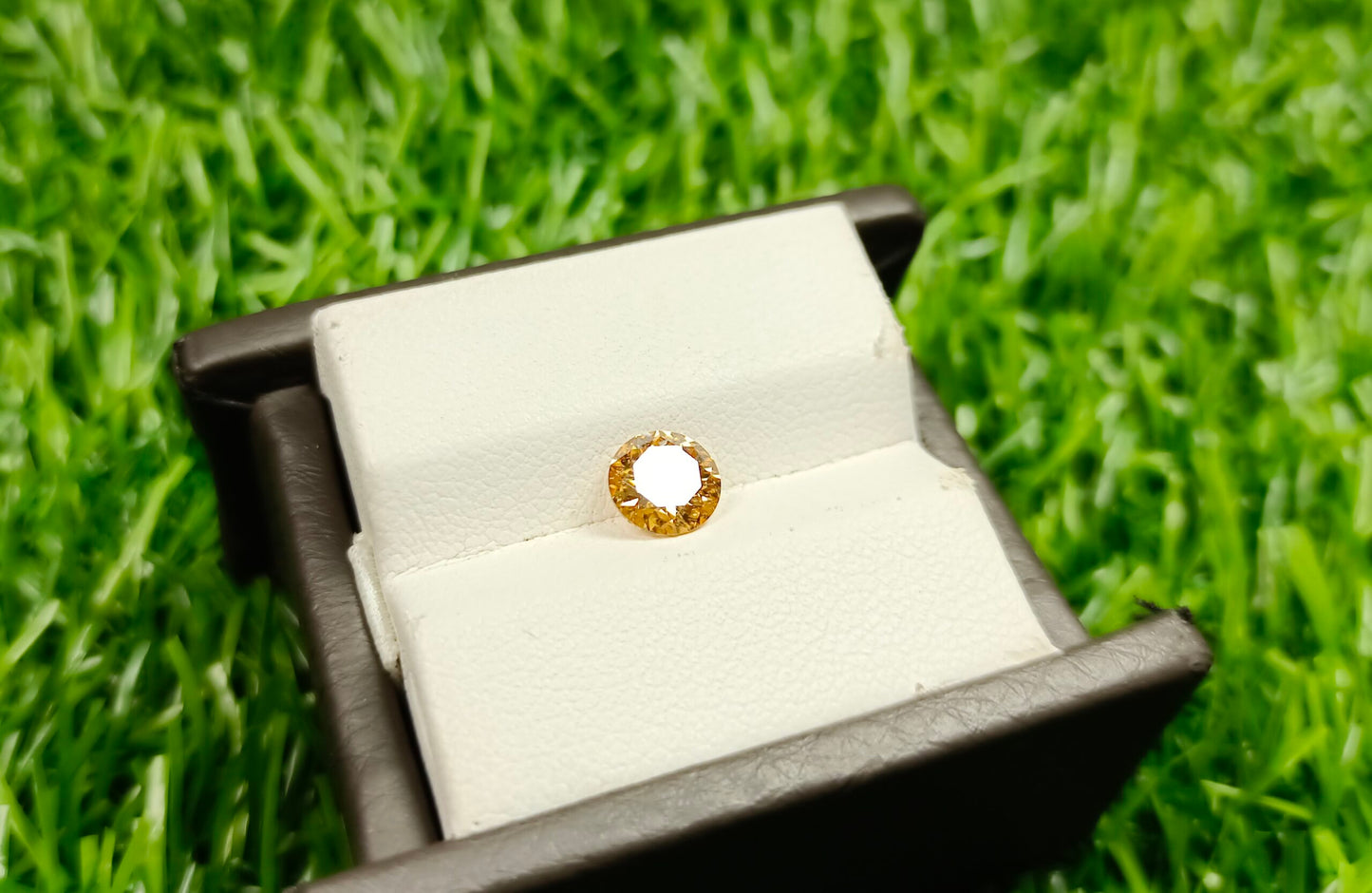 Moissanite Diamond 1 Cts (Golden)