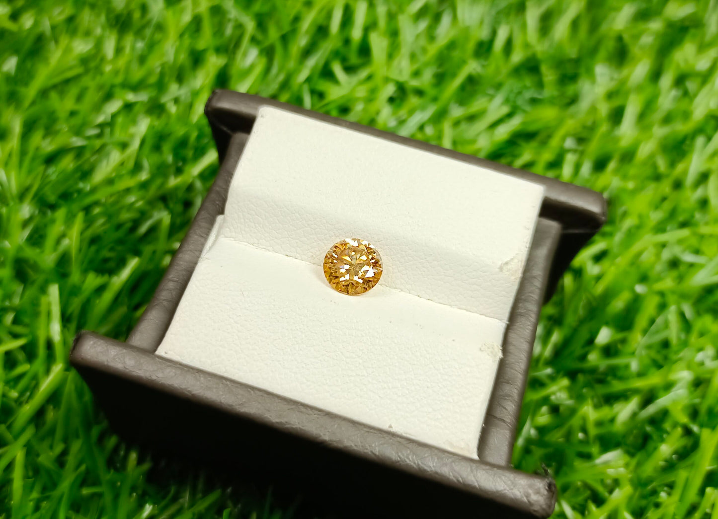Moissanite Diamond 1 Cts (Golden)