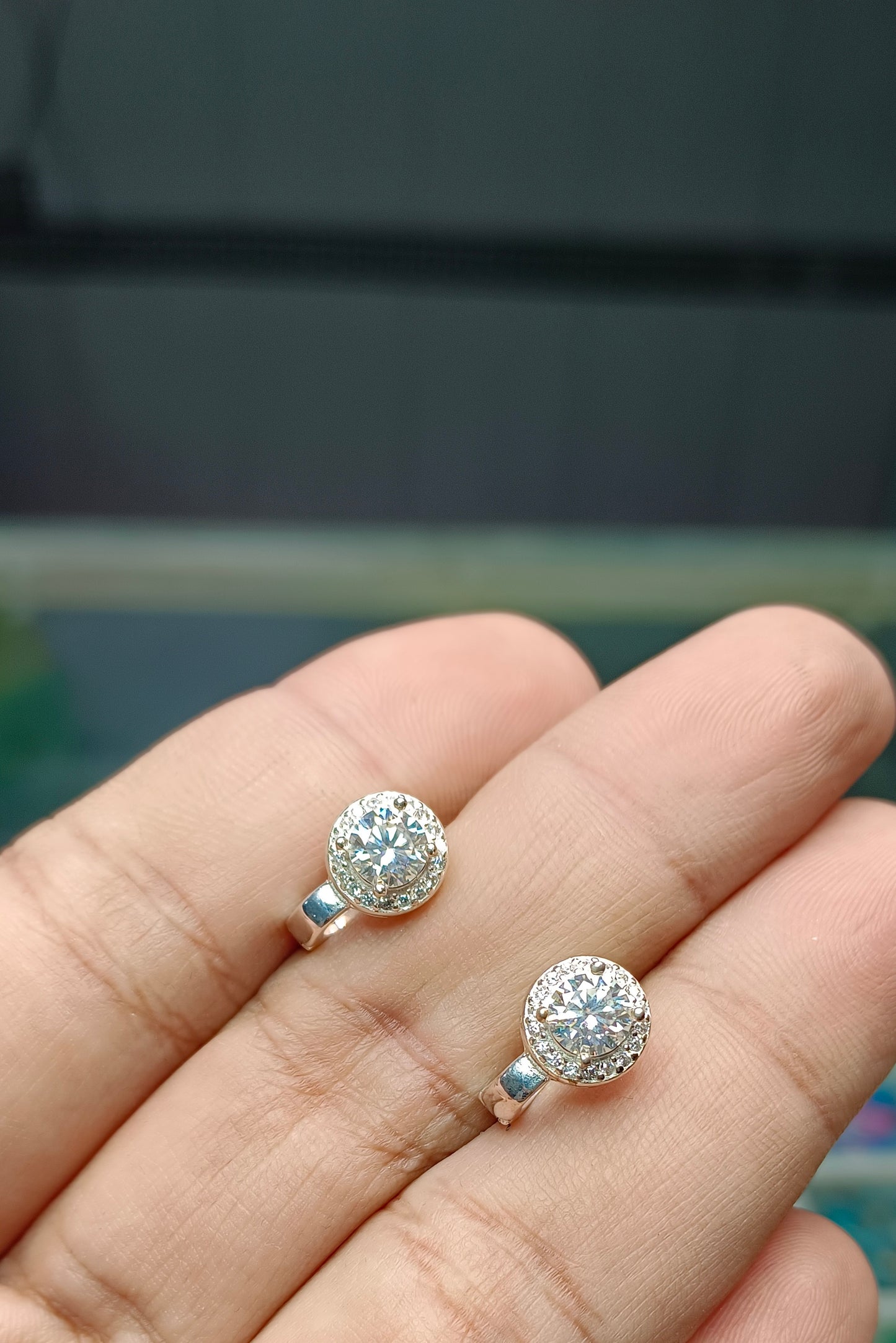 0.80 Cents Moissanite ears studs ( GRA certified)