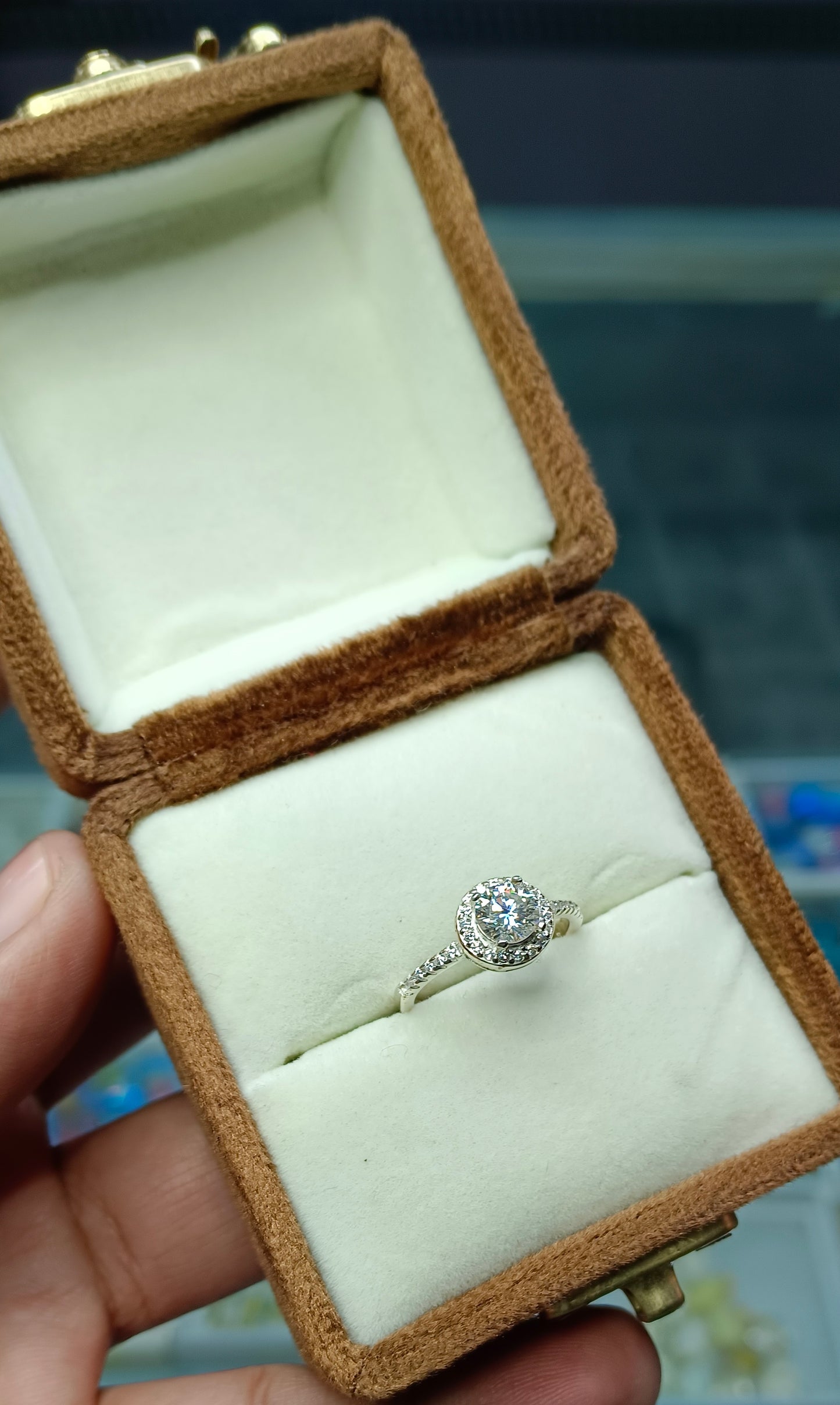 0.80 Cents Moissanite ring ( GRA certified)