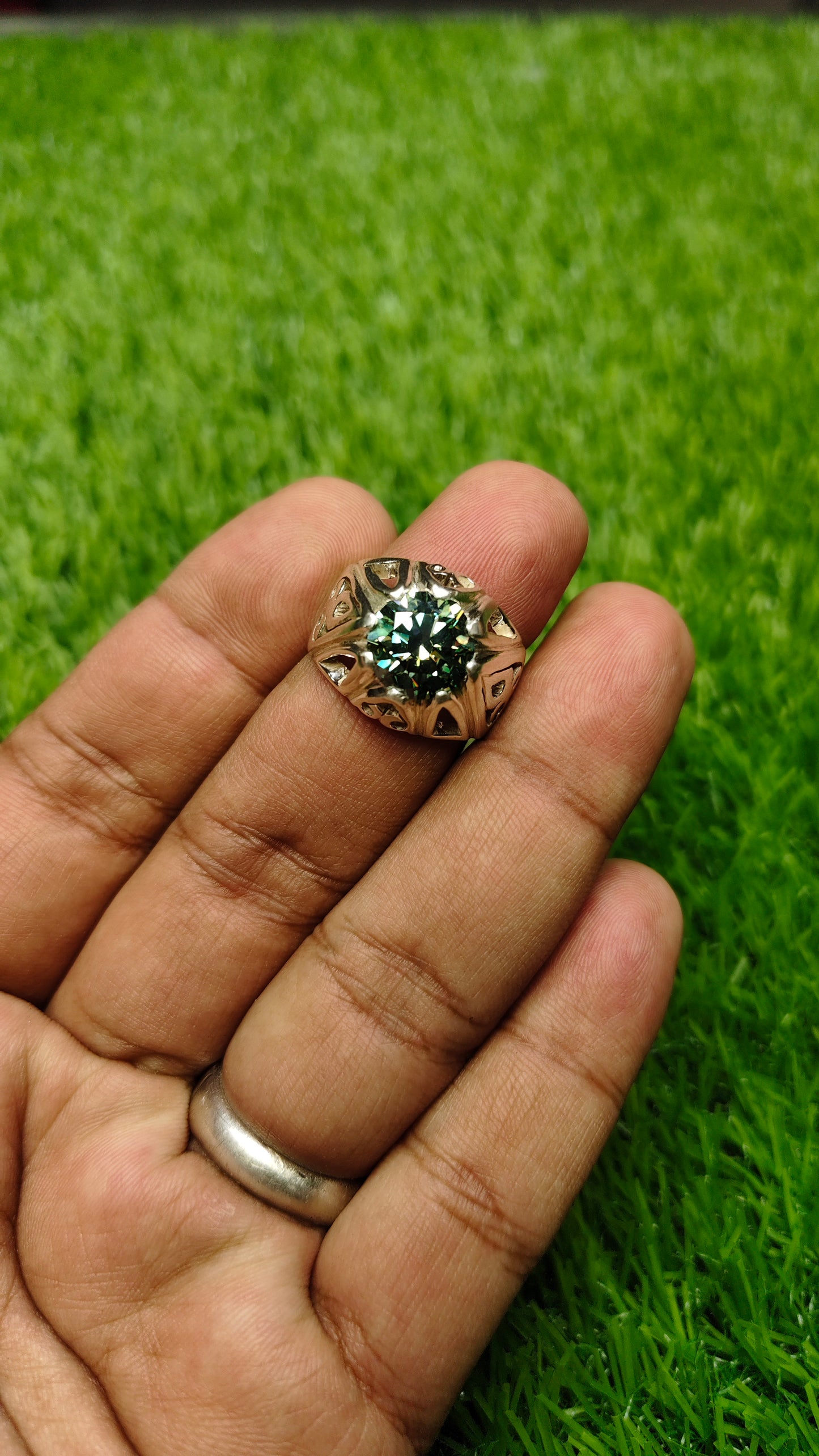 GREEN MOISSANITE DIAMOND 5 CRTS RING