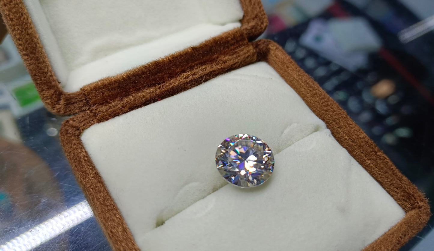 Moissanite Diamond white color 7.60 Crt