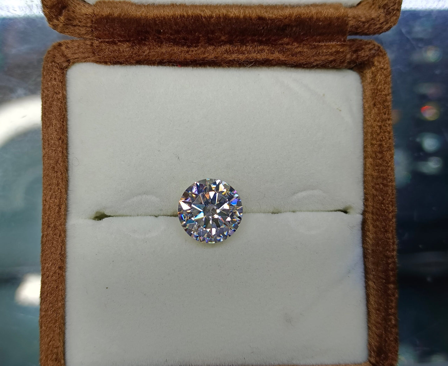 Moissanite Diamond white color 4.60 CRT