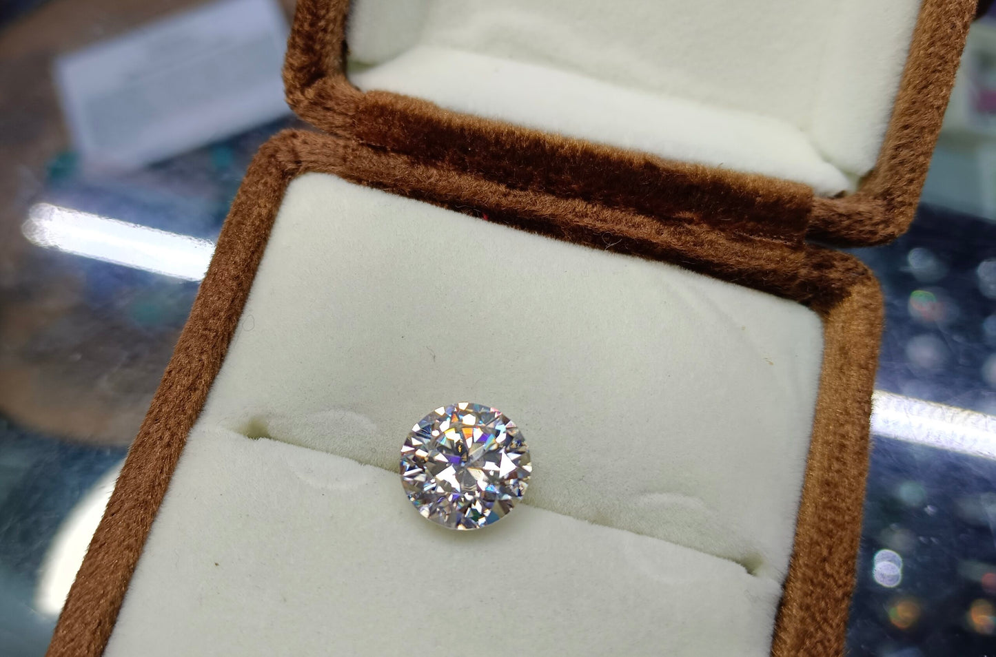 Moissanite Diamond white color 4.60 CRT