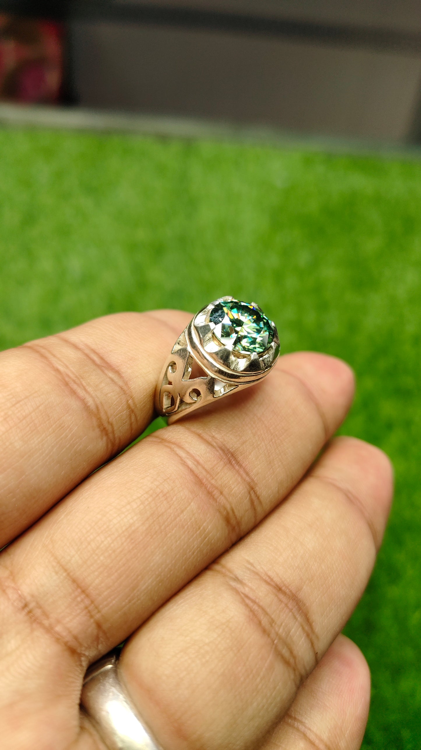 GREEN MOISSANITE DIAMOND 5 CRTS RING